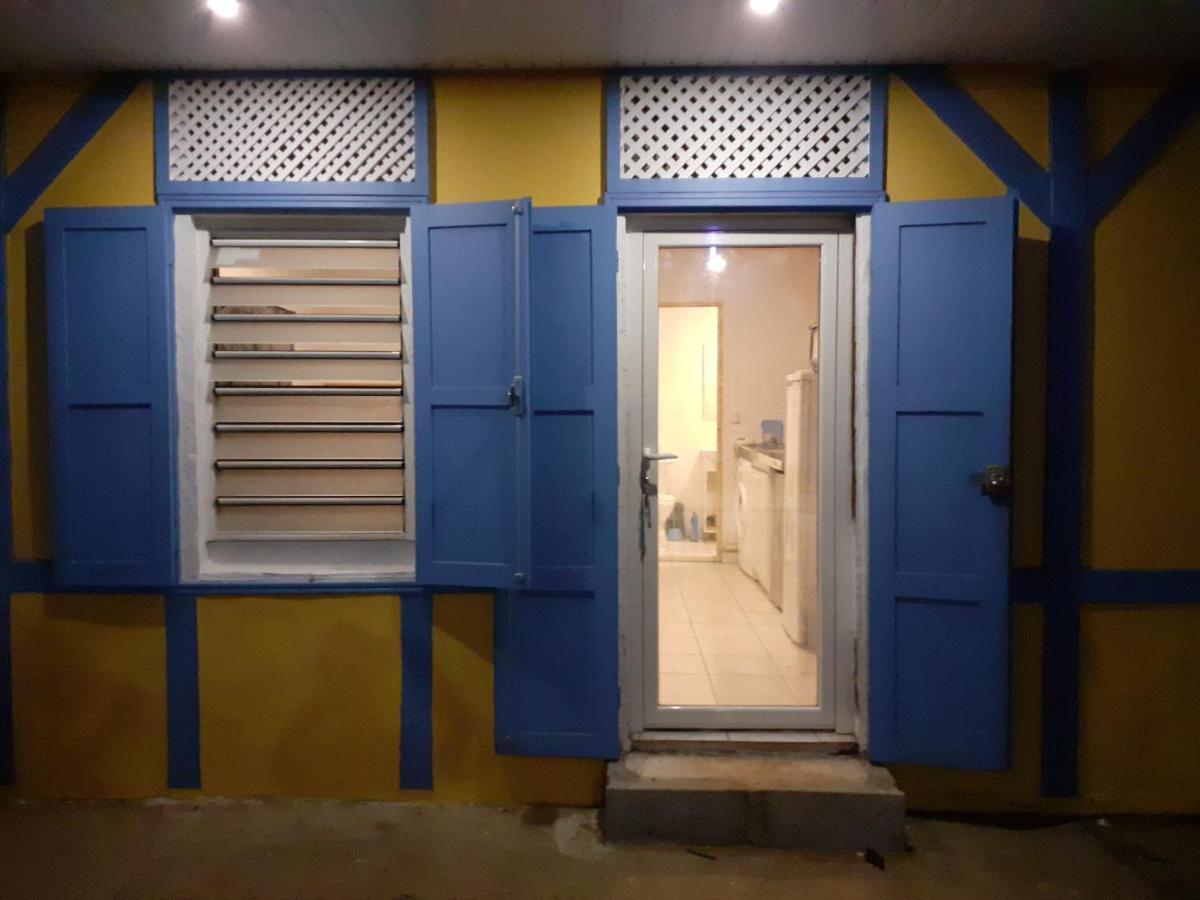 Petit Studio Kourou Luaran gambar